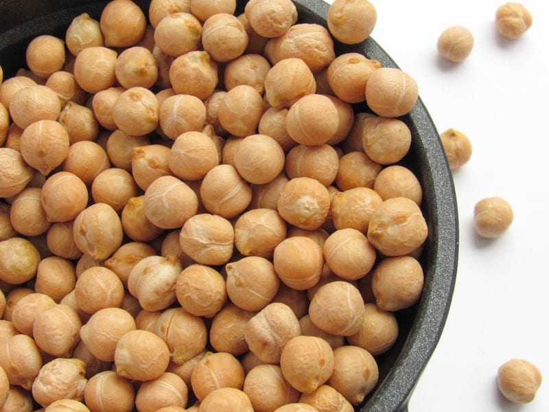 Kabuli chickpea garbanzo beans exporter India — 8–12mm hummus grade, fumigated, APEDA registered, Indore origin